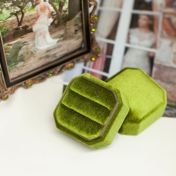 Sundae Faire Accessories - Vintage Green Velvet Ring Box – Double Wedding Ring Box